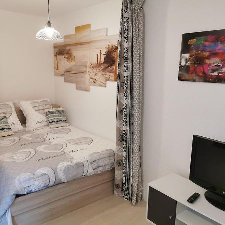 Studio Calme Avec Parking Saint-Pierre-du-Mont  Exterior photo